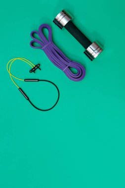 Masaj merdiveni spor tasması yeşil arka planda elma ve havlu