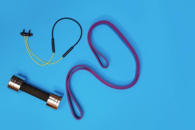 Masaj merdiveni spor tasması mavi arka planda elma ve havlu.