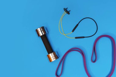 Masaj merdiveni spor tasması mavi arka planda elma ve havlu.