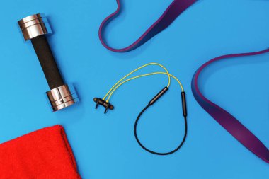 Masaj merdiveni spor tasması mavi arka planda elma ve havlu.