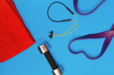 Masaj merdiveni spor tasması mavi arka planda elma ve havlu.