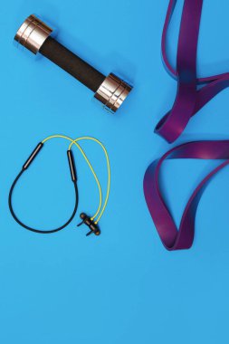 Masaj merdiveni spor tasması mavi arka planda elma ve havlu.