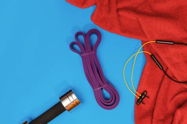 Masaj merdiveni spor tasması mavi arka planda elma ve havlu.