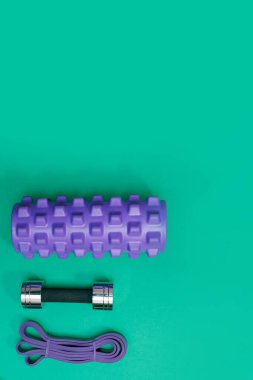 Masaj merdiveni spor tasması yeşil arka planda elma ve havlu