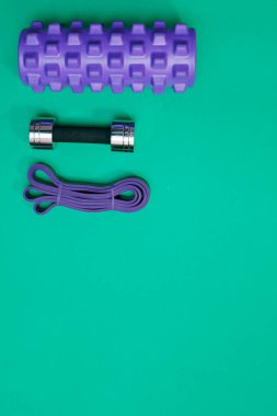 Masaj merdiveni spor tasması yeşil arka planda elma ve havlu