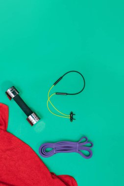 Masaj merdiveni spor tasması yeşil arka planda elma ve havlu