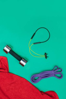 Masaj merdiveni spor tasması yeşil arka planda elma ve havlu