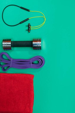 Masaj merdiveni spor tasması yeşil arka planda elma ve havlu