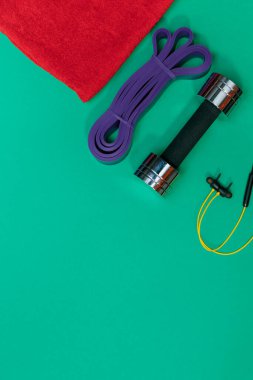 Masaj merdiveni spor tasması yeşil arka planda elma ve havlu