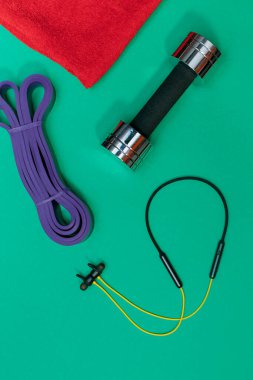 Masaj merdiveni spor tasması yeşil arka planda elma ve havlu