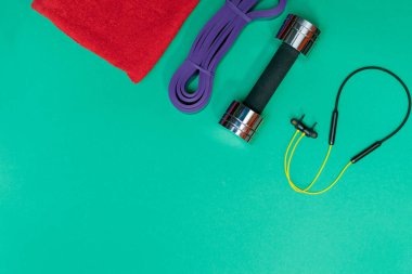 Masaj merdiveni spor tasması yeşil arka planda elma ve havlu