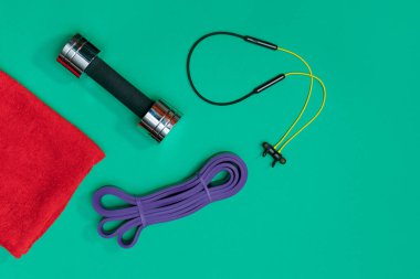 Masaj merdiveni spor tasması yeşil arka planda elma ve havlu