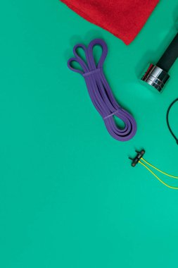 Masaj merdiveni spor tasması yeşil arka planda elma ve havlu