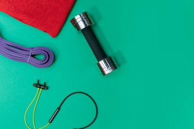 Masaj merdiveni spor tasması yeşil arka planda elma ve havlu