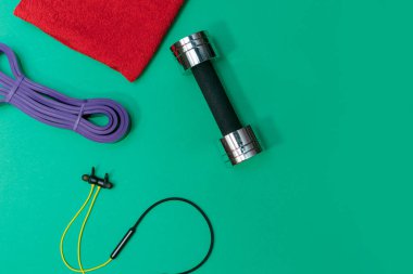 Masaj merdiveni spor tasması yeşil arka planda elma ve havlu