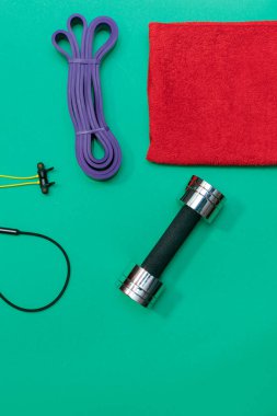 Masaj merdiveni spor tasması yeşil arka planda elma ve havlu