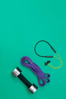 Masaj merdiveni spor tasması yeşil arka planda elma ve havlu