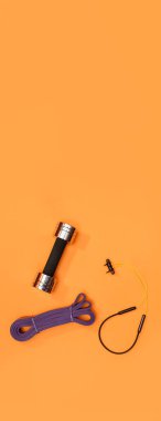 Masaj merdiveni spor emniyet kemeri turuncu arka plan panoramasında elma ve havlu