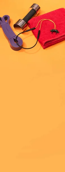 Massagerolle Sporthantelgeschirr Apfel Und Handtuch Auf Orangefarbenem Hintergrund — Stockfoto