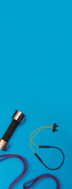 Masaj merdiveni spor tasması mavi arka plan panoramasında elma ve havlu.