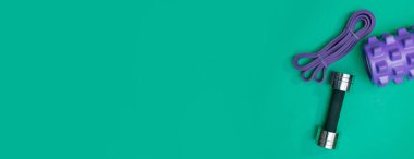 Masaj merdiveni spor tasması yeşil arka plan panoramasında elma ve havlu