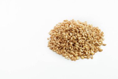 Beyaz arkaplanda işlenmemiş inci arpa