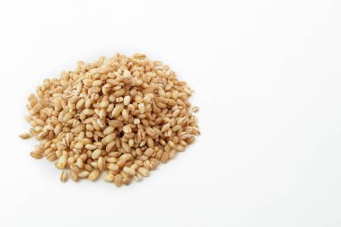 Beyaz arkaplanda işlenmemiş inci arpa