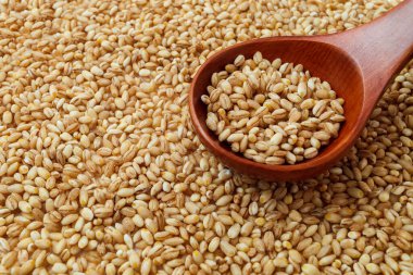 İnci taneli arpalı ahşap kaşık.