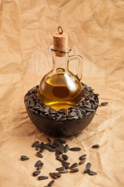 Bir torba tohumla ve tahta kaşıkla ayçiçeği yağı.