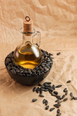 Bir torba tohumla ve tahta kaşıkla ayçiçeği yağı.