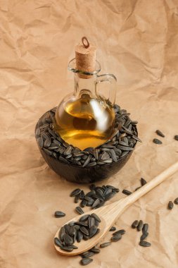 Bir torba tohumla ve tahta kaşıkla ayçiçeği yağı.