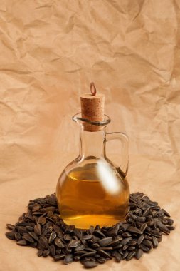 Çekirdeklerin üzerinde ayçiçeği yağı olan sürahi.