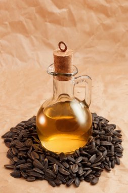 Çekirdeklerin üzerinde ayçiçeği yağı olan sürahi.