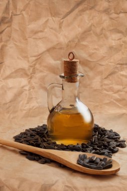 Bir torba tohumla ve tahta kaşıkla ayçiçeği yağı.