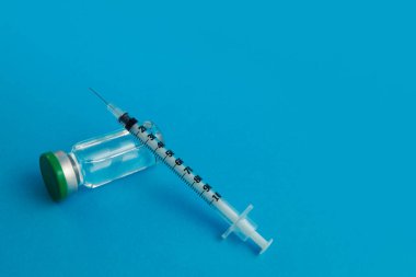 mavi zemin üzerinde ilaç olan ampul