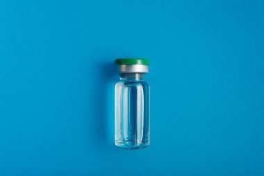 mavi zemin üzerinde ilaç olan ampul