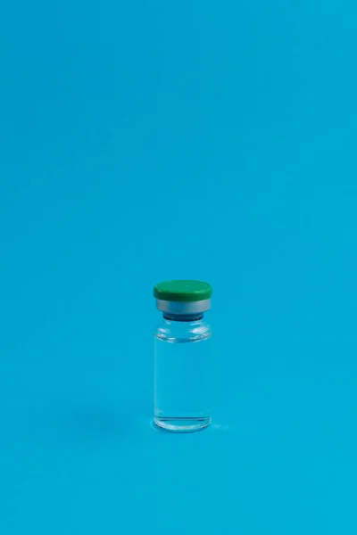 Ampolla Con Medicamento Sobre Fondo Azul — Foto de Stock