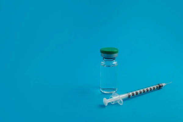 Ampolla Jeringa Con Medicamento Sobre Fondo Azul —  Fotos de Stock