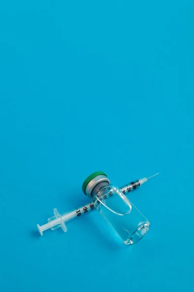 Ampolla Jeringa Con Medicamento Sobre Fondo Azul — Foto de Stock