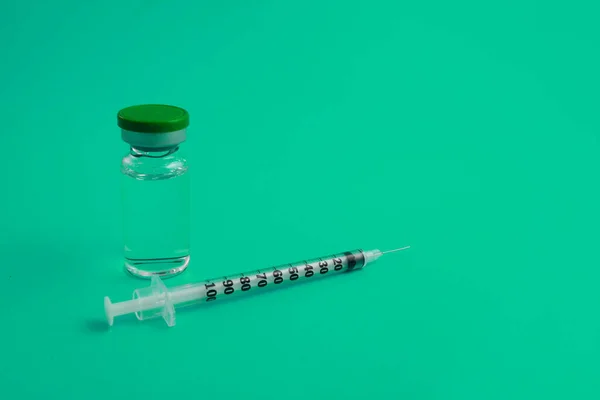 Syringe Ampoule Medicine Green Background — Stock Photo, Image