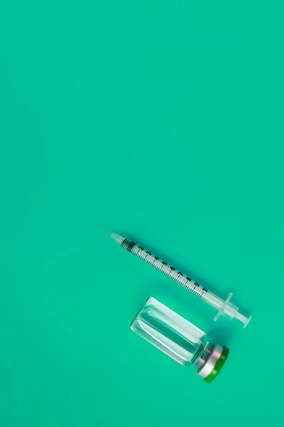 Syringe Ampoule Medicine Green Background — Stock Photo, Image