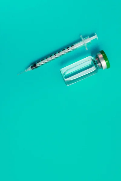 Syringe Ampoule Medicine Green Background — Stock Photo, Image