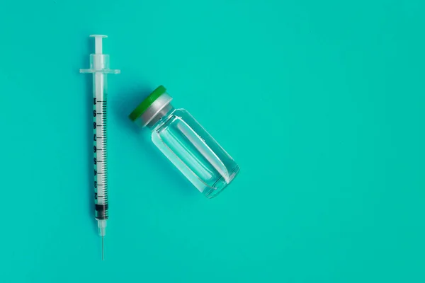 Syringe Ampoule Medicine Green Background — Stock Photo, Image