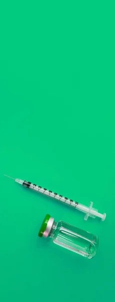 Spritzenampulle Mit Medikament Auf Grünem Hintergrund — Stockfoto