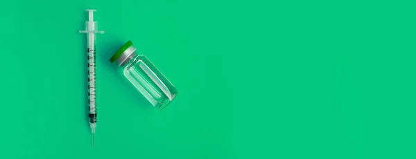 Ampolla Jeringa Con Medicamento Sobre Fondo Panorámico Verde —  Fotos de Stock