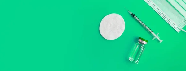Spuit Medisch Masker Ampul Met Geneesmiddel Een Groene Panorama Achtergrond — Stockfoto