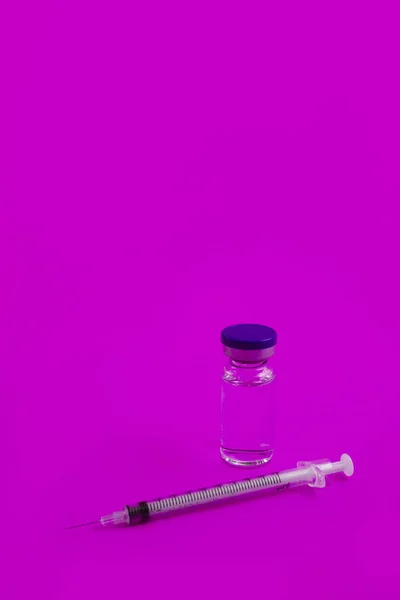 Ampoule Seringue Avec Médicament Sur Fond Rose — Photo