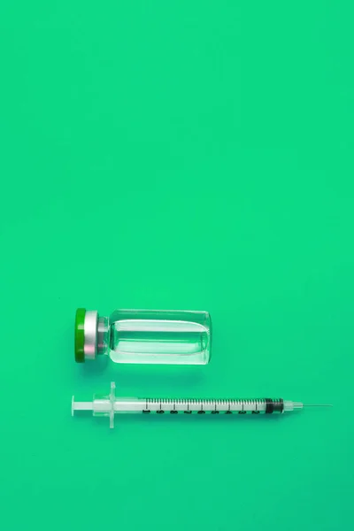 Ampolla Jeringa Con Medicamento Sobre Fondo Verde — Foto de Stock