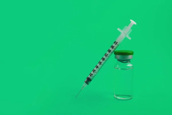 Spritzenampulle Mit Medikament Auf Grünem Hintergrund — Stockfoto