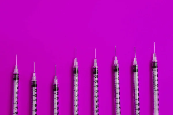 ピンクを背景にした医療用注射器 — ストック写真